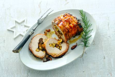 Gebraden varkensrollade met pruimen en katenspek